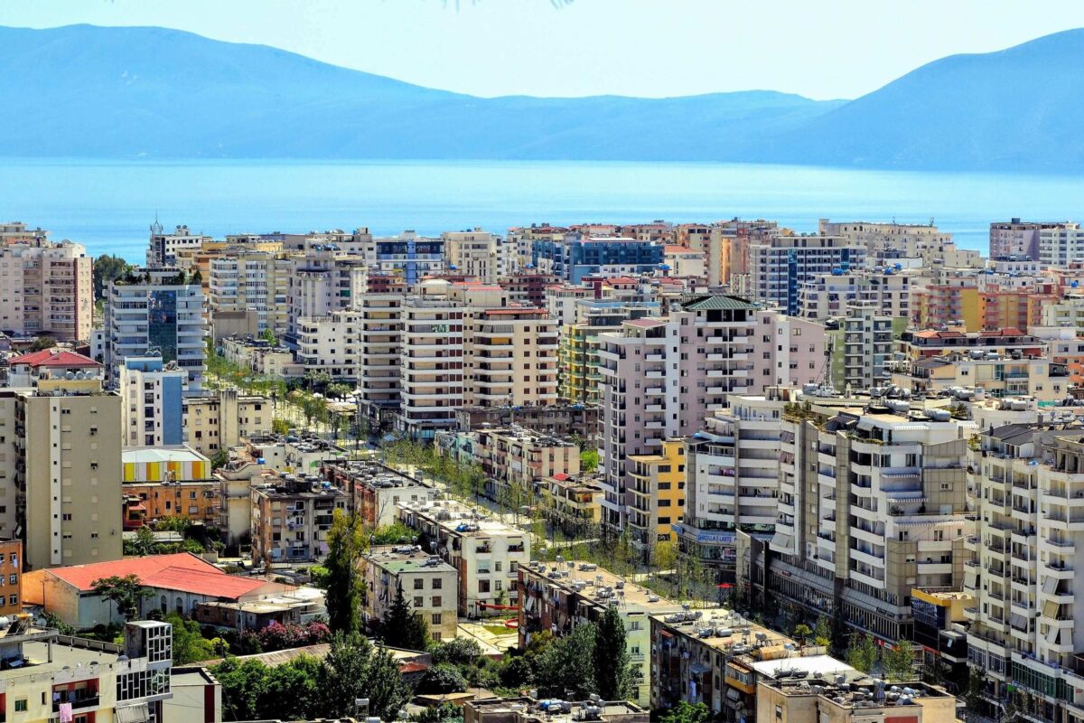 Foto nga burimi: Vlora i jep gaz, kryeson vendin për rritjen e automjeteve