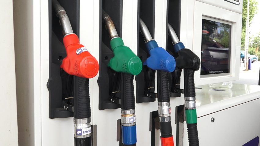 Foto nga burimi: Ulen çmimet e karburanteve, benzina 9 lekë më lirë, nafta vetëm 1 lek për litër