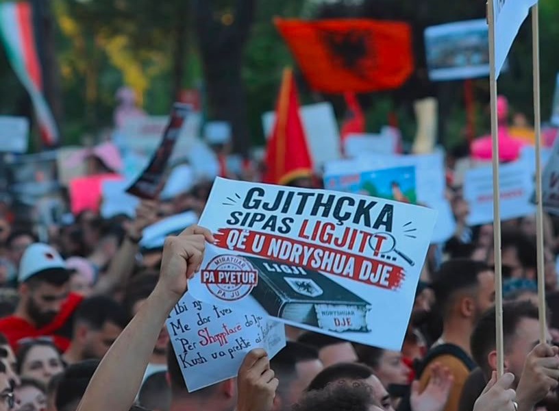 Turistët po largohen nga frika   Përkundrazi  po lind fenomeni i turizmit të protestës në Shqipëri