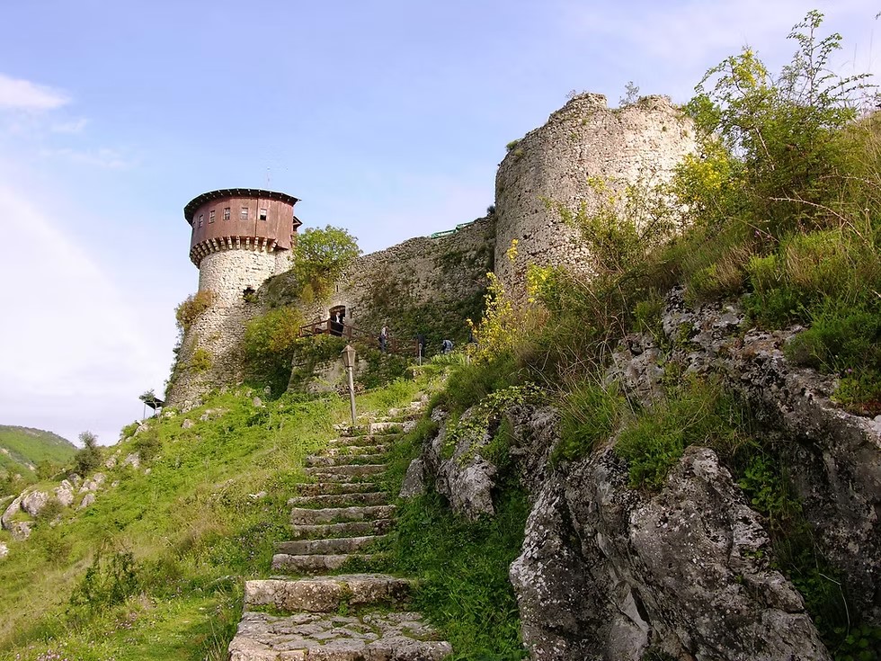 Foto nga burimi: Qeveria nxjerr në konkurrim hapësirat e katër kalave historike, përdorimi deri në 20 vjet