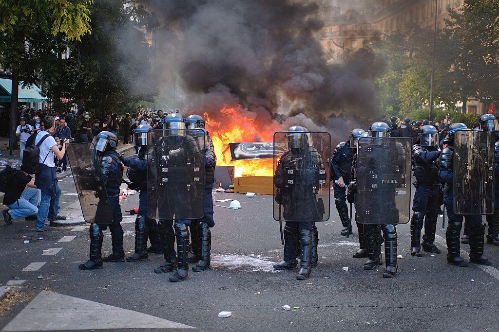 Foto nga burimi: Protestat në Francë tronditin tregjet europiane, euro dobësohet dhe rritet kostoja e borxhit