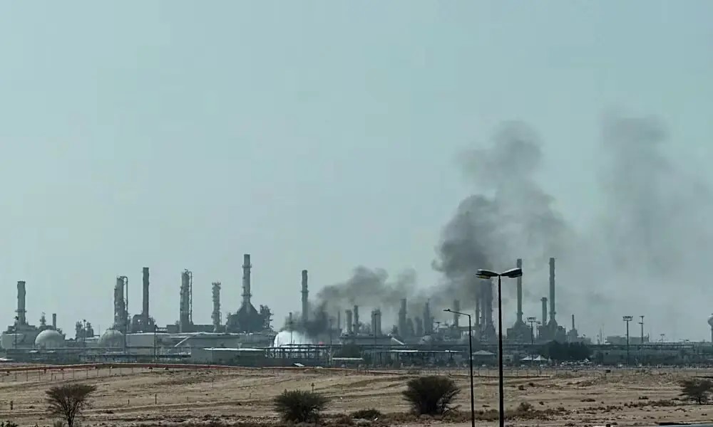 Foto nga burimi: Sulmi ndaj rafinerisë më të madhe saudite rrit çmimet e naftës në bursa